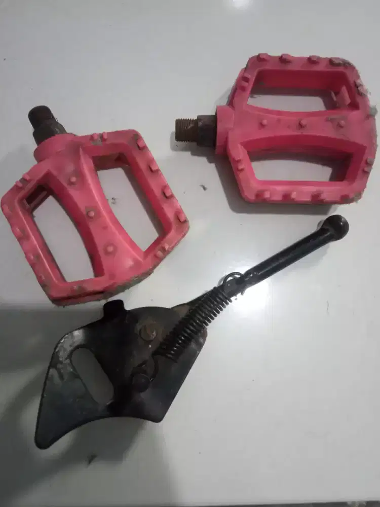 Pedal sepeda anak dan standar