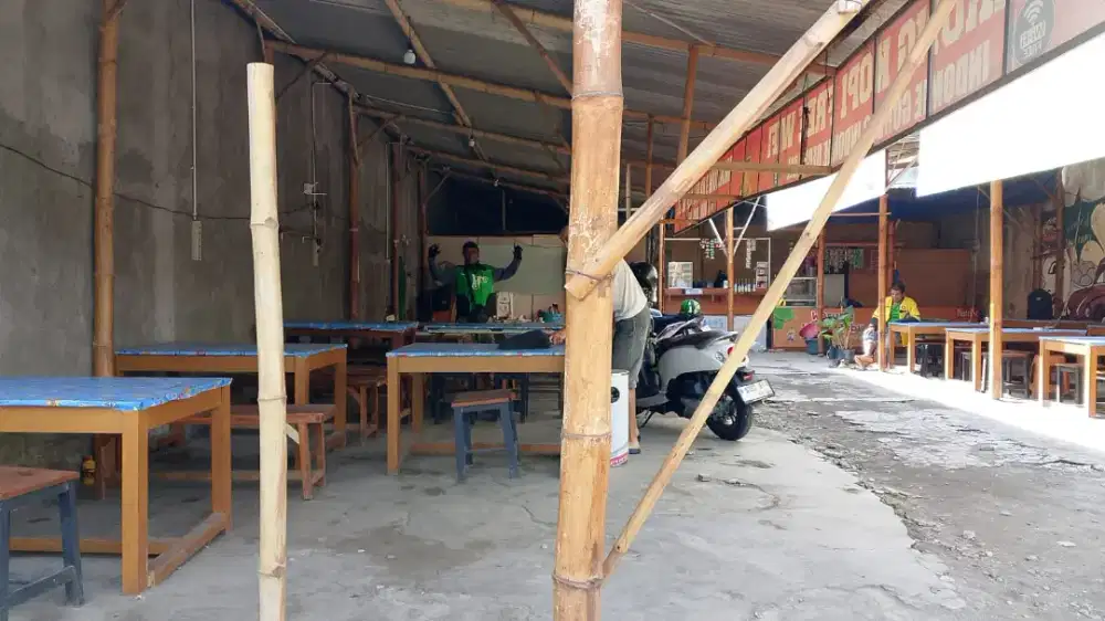 Karyawati kedai kopi,dan makan