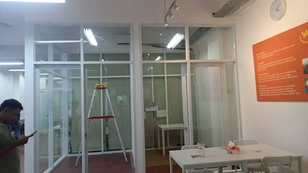 PEMASANGAN SEKAT PARTISI ALUMINIUM-KACA