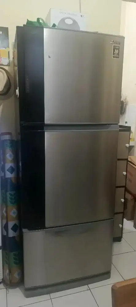nego kulkas mitsubisi 3pintu... bisa muat banyak. dingin banget