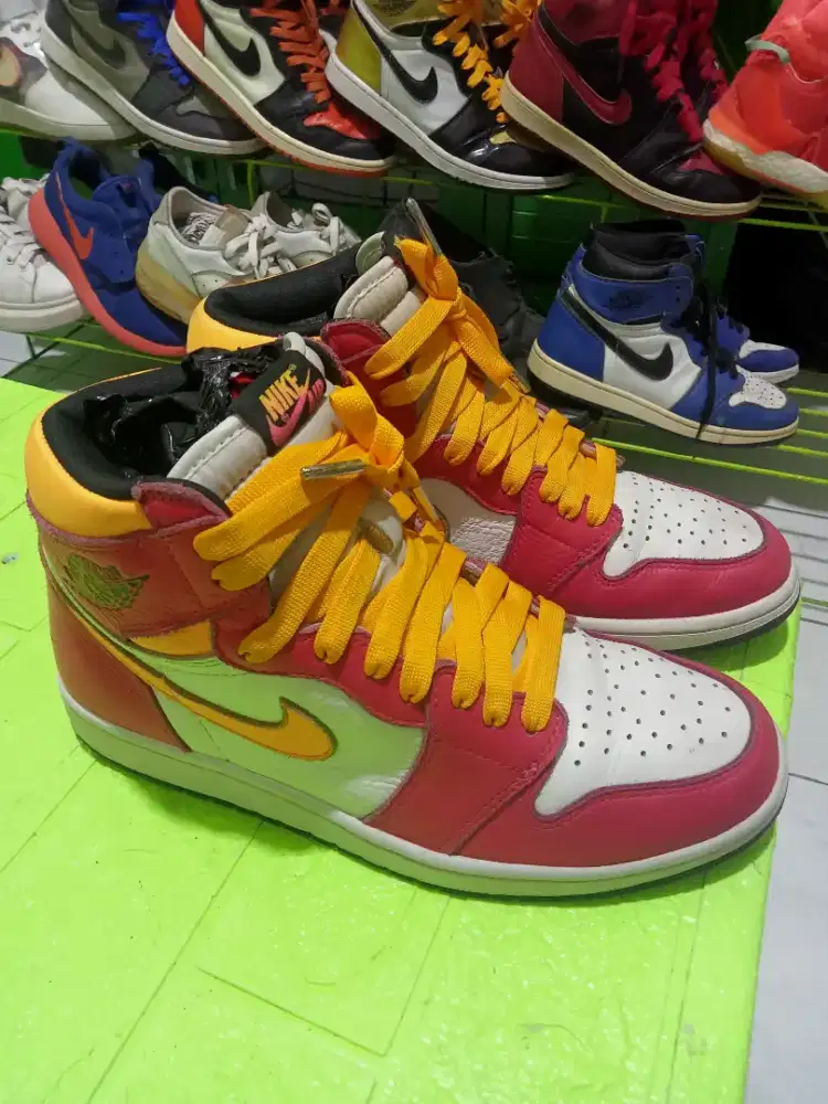 Di jual sepatu nike red light fusion second original size 44,5