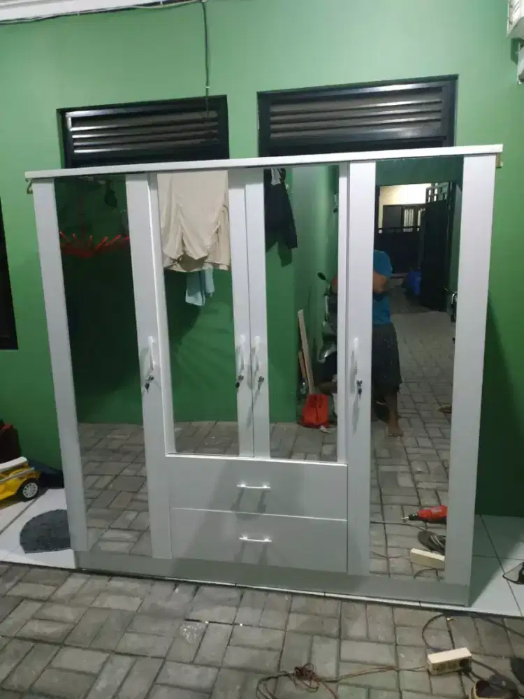 Lemari 4 pintu minimalis