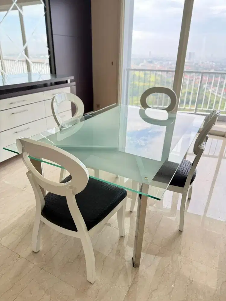 Set Meja Makan + Kursi ukuran besar kondisi istimewa