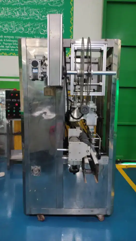 Shrink label sleeving machine