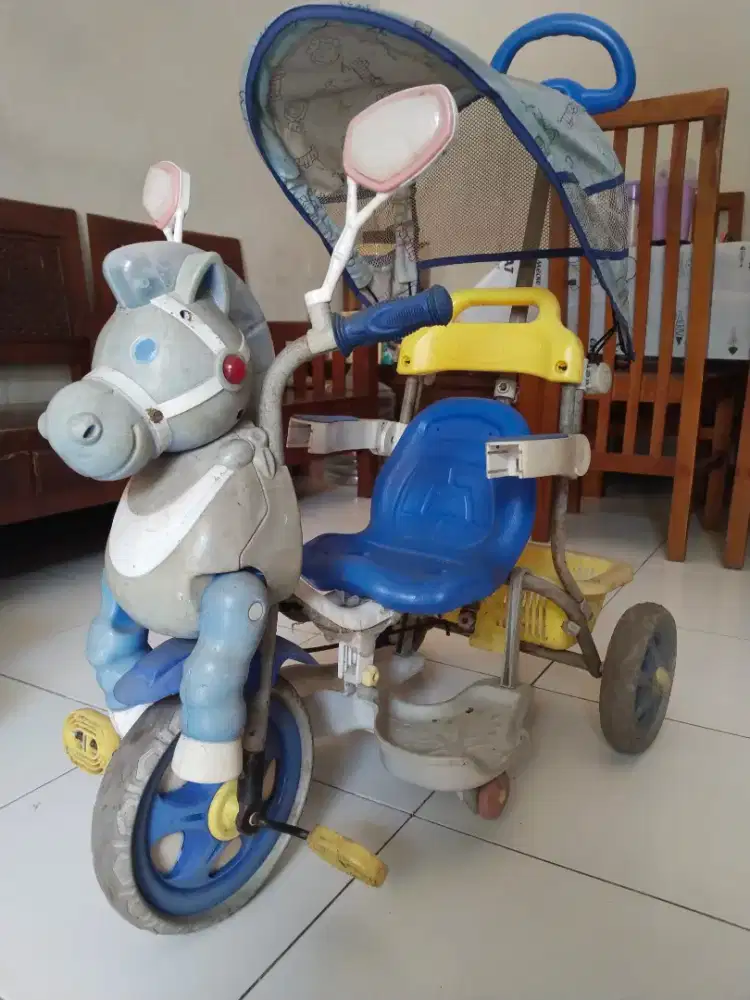 Sepeda anak bekas roda 3 merk Family-