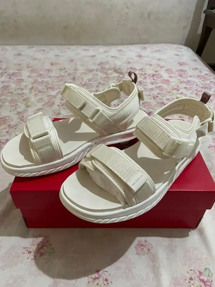 Mau jual sepatu sandal New balance dari beli Dari beli