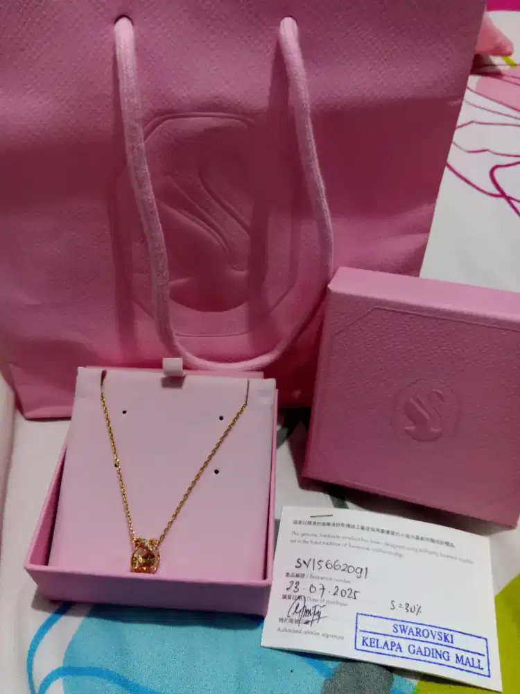 Kalung dengan liontin cantik Swarovski