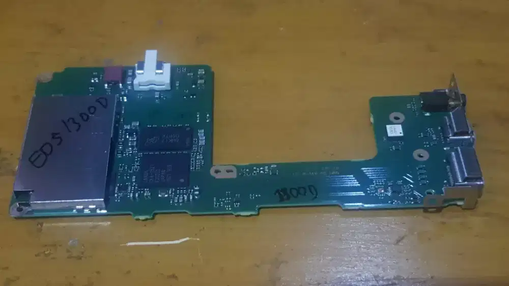 Mesin camera DSRL 1300D