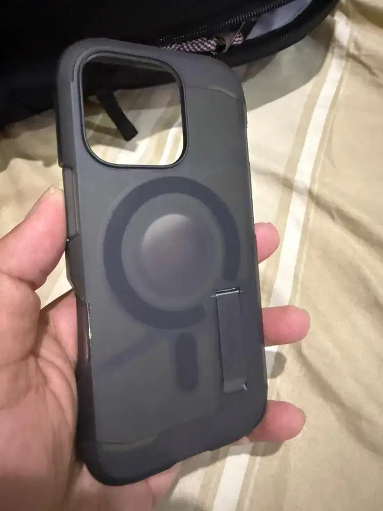 Case 16 pro spigen like new