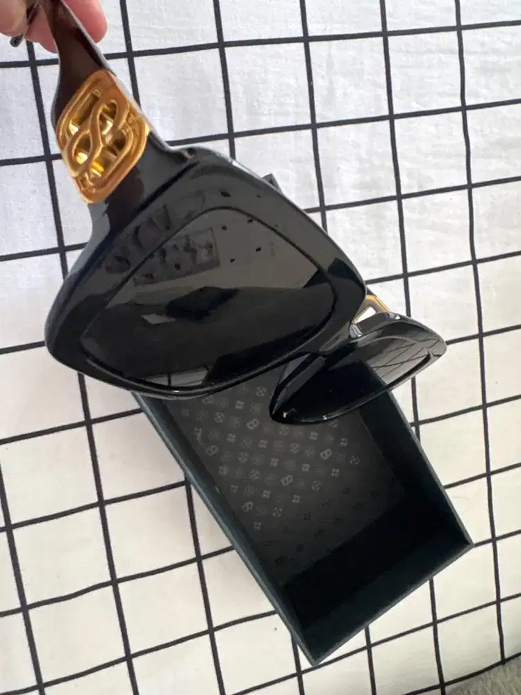 Kaca mata button ori