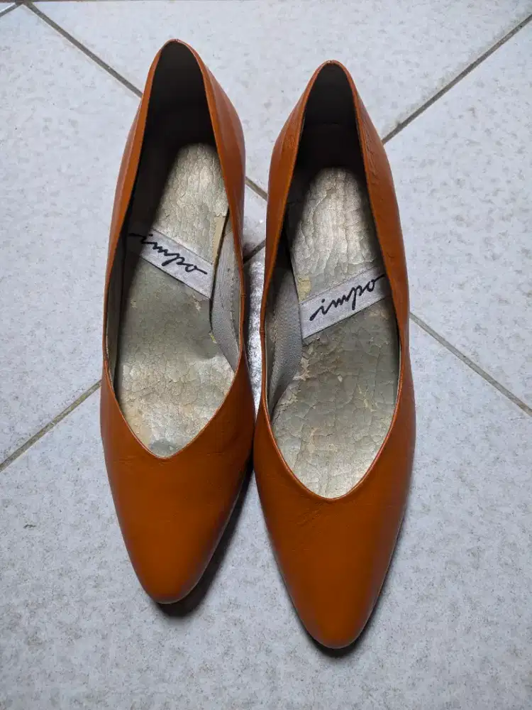 Sepatu hils merk Impo