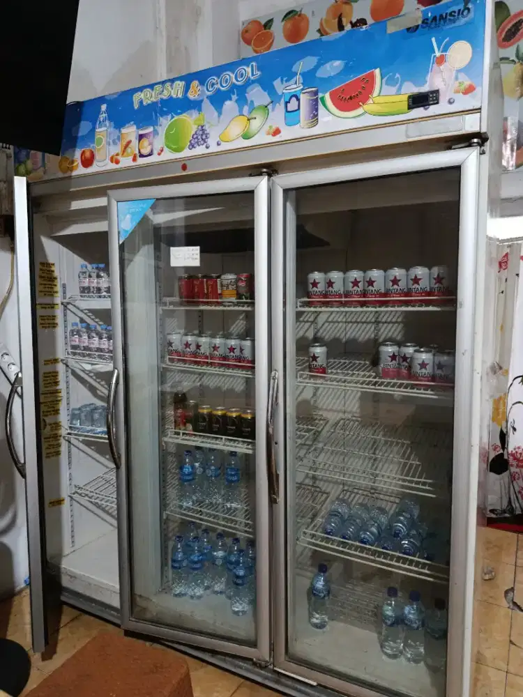 Showcase 3 pintu merk SANSIO