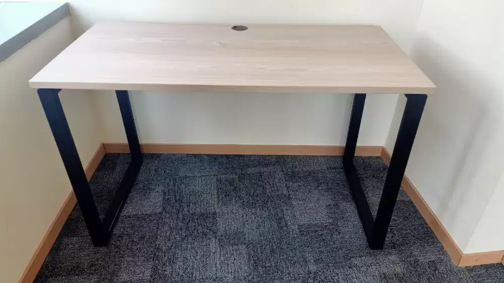 Preloved Meja kantor modern, kokoh & fungsional