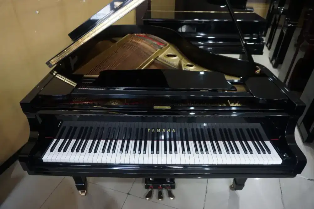 Grand Piano Yamaha G3E. Goldplate. Original Japan