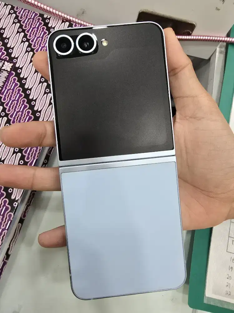 Second Samsung Galaxy Z Flip6 5G 256GB ex display 1