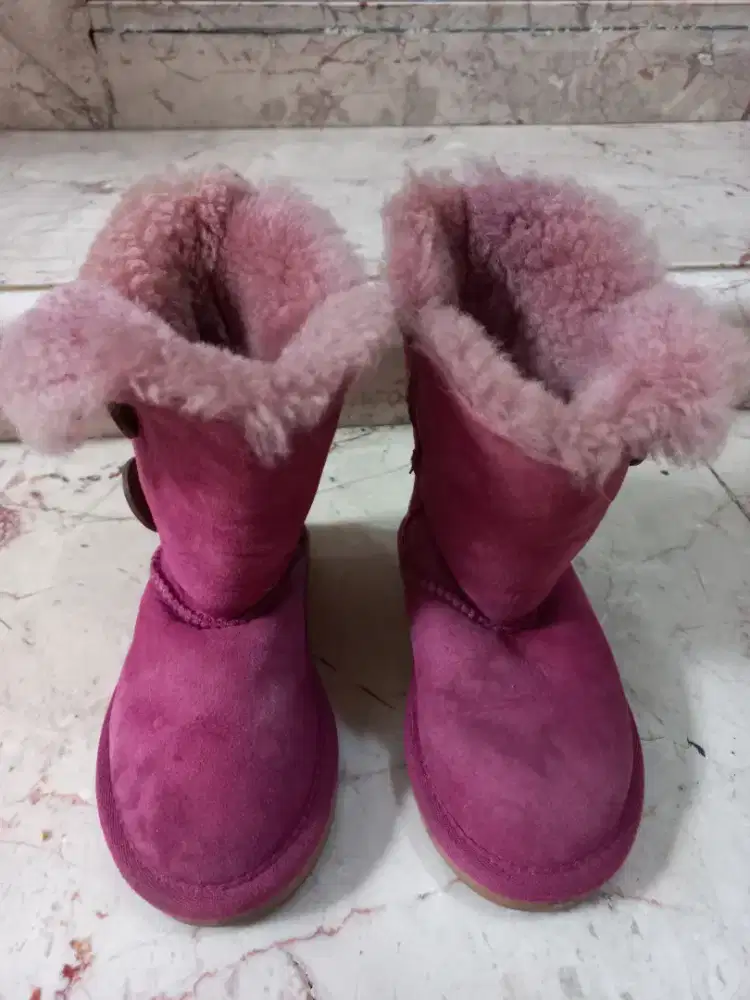 Dijual Cepat UGG Sepatu Boots Anak Perempuan.