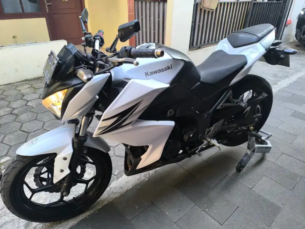 KAWASAKI Z250 PUTIH
