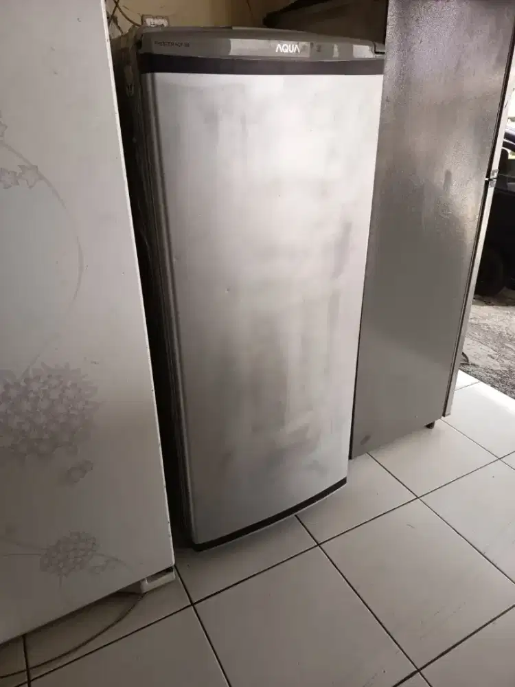 Dijual frezer rak merk aqua bekas pakai yg minat silahkan