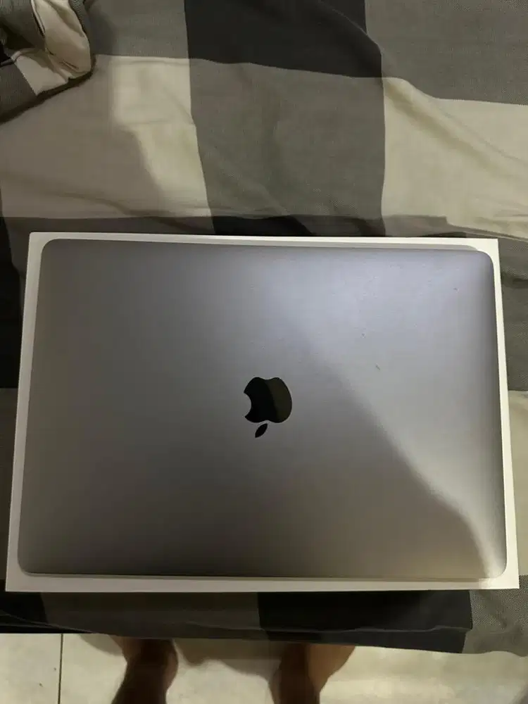 DIJUAL MACBOOK PRO 2019 128 gb MULUS TERAWAT