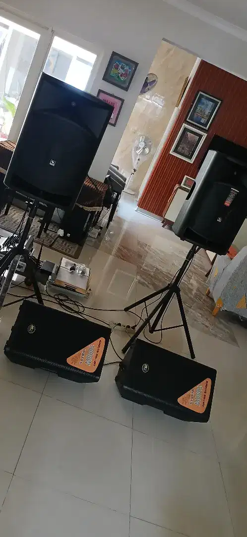 Obrall ex display sound system active DASYAAT..no mackie huper beta3