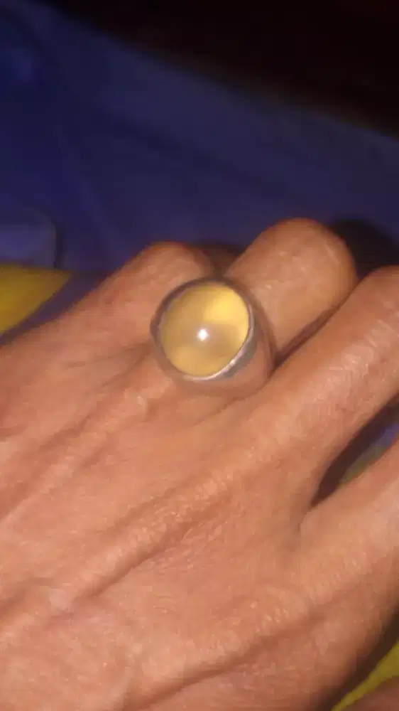 Batu cincin anggur putih kalsedon bergiwang