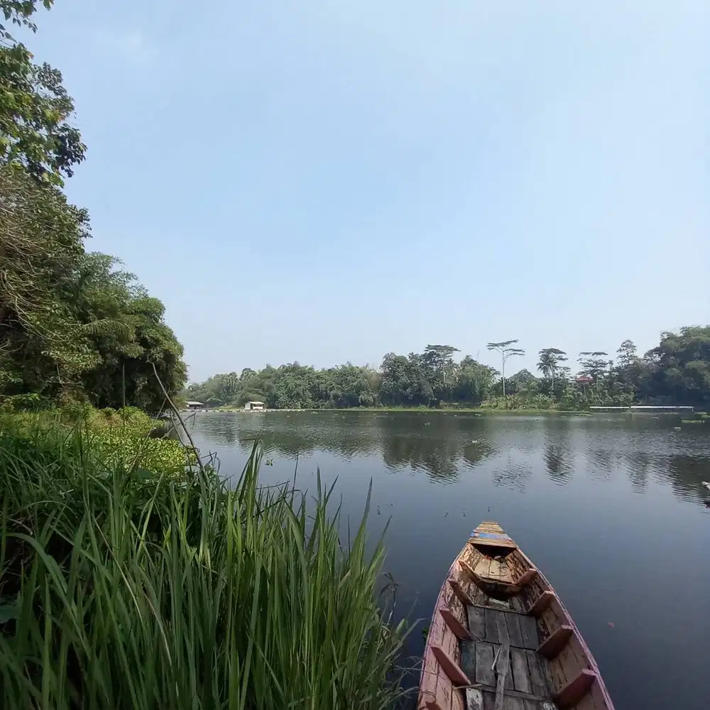 Tanah dekat danau