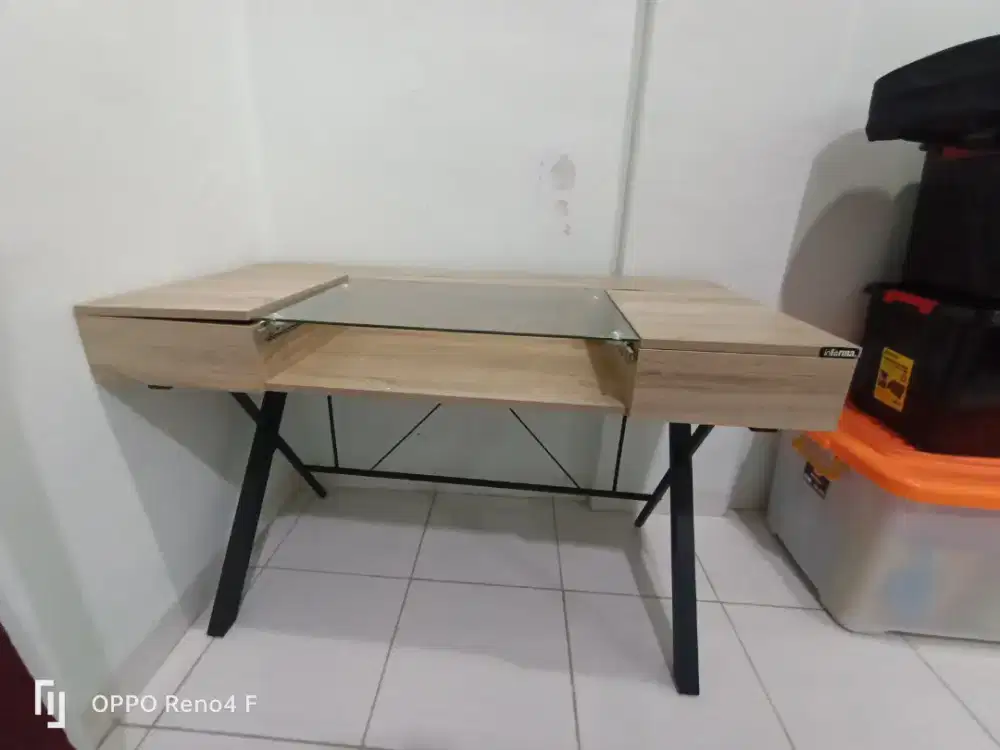 Meja kerja fungsional Informa