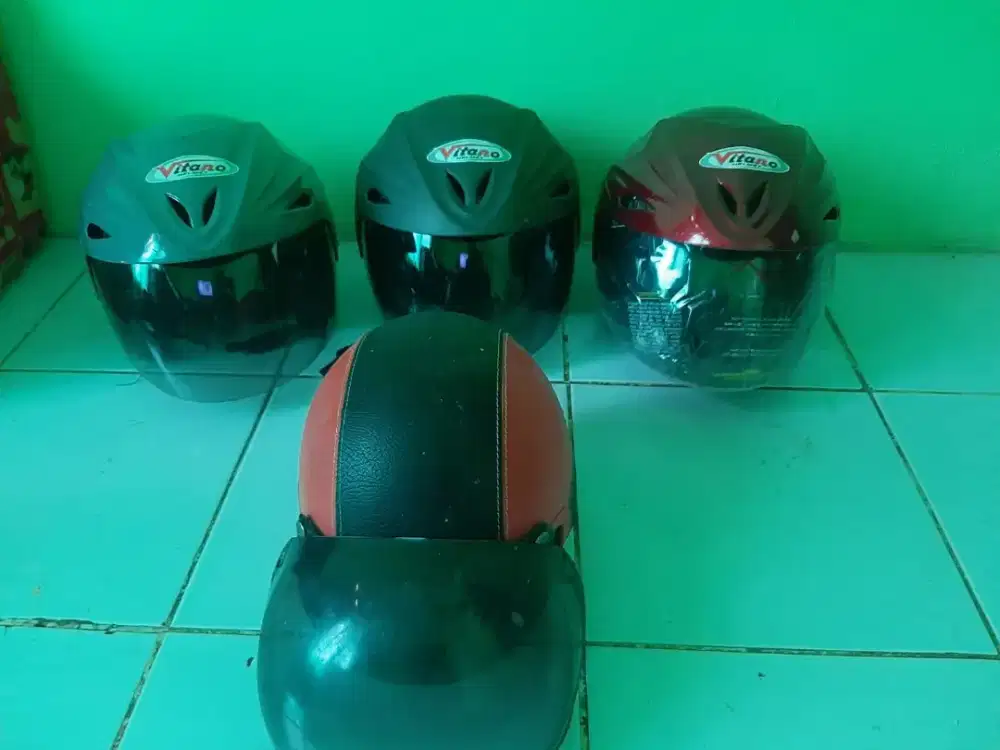 2 helm bekas dan baru