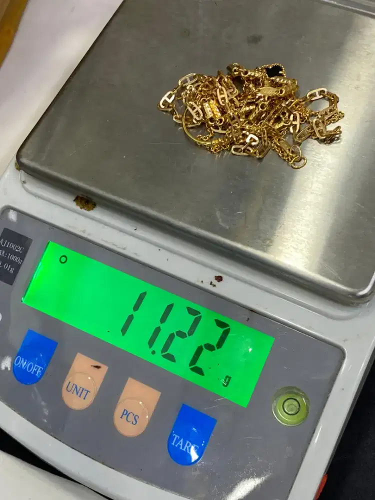 Menerima. Emas dari toko lain dan emas tanpa surat