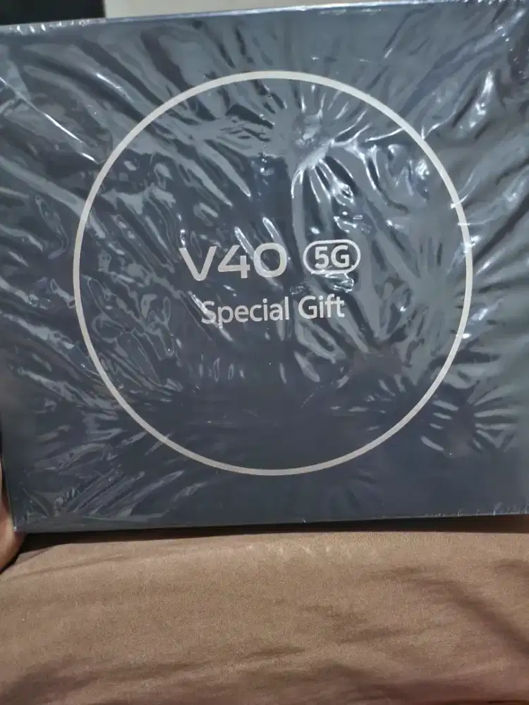 Di jual Gift box vivo v40 plus case ori 2 unit dan vip card