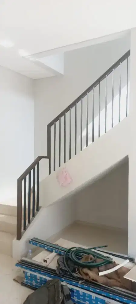 Reling tangga balkon plat pegangan kayu