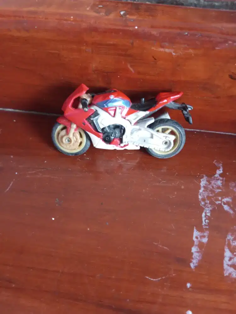 Pajangan diecast motor