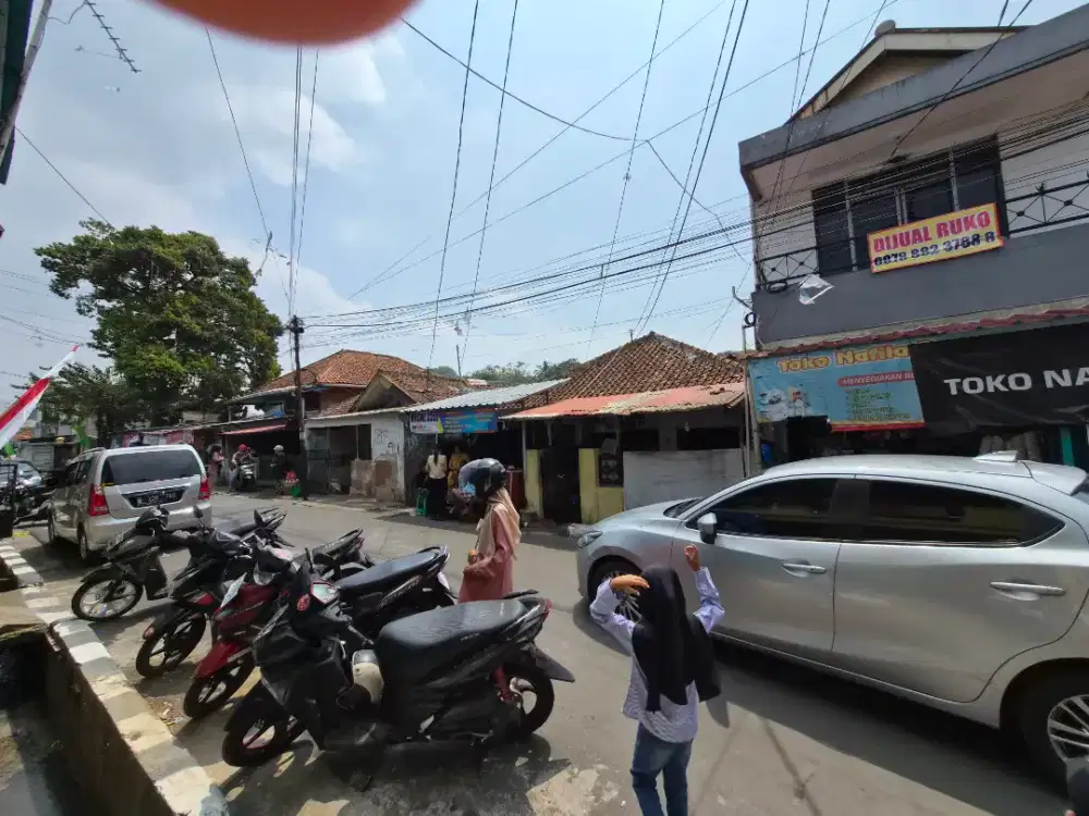 Jual. Ruko 2 lantai pinggir jalan(sdg disewakan wrg madura)