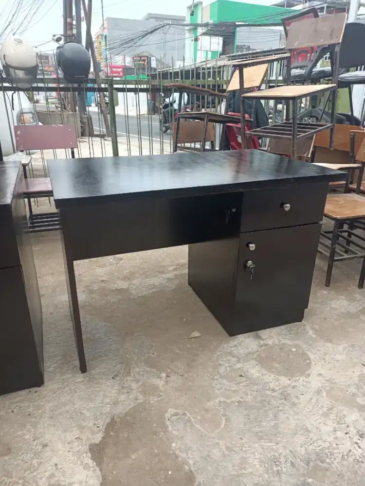 Meja bekas siap pakai