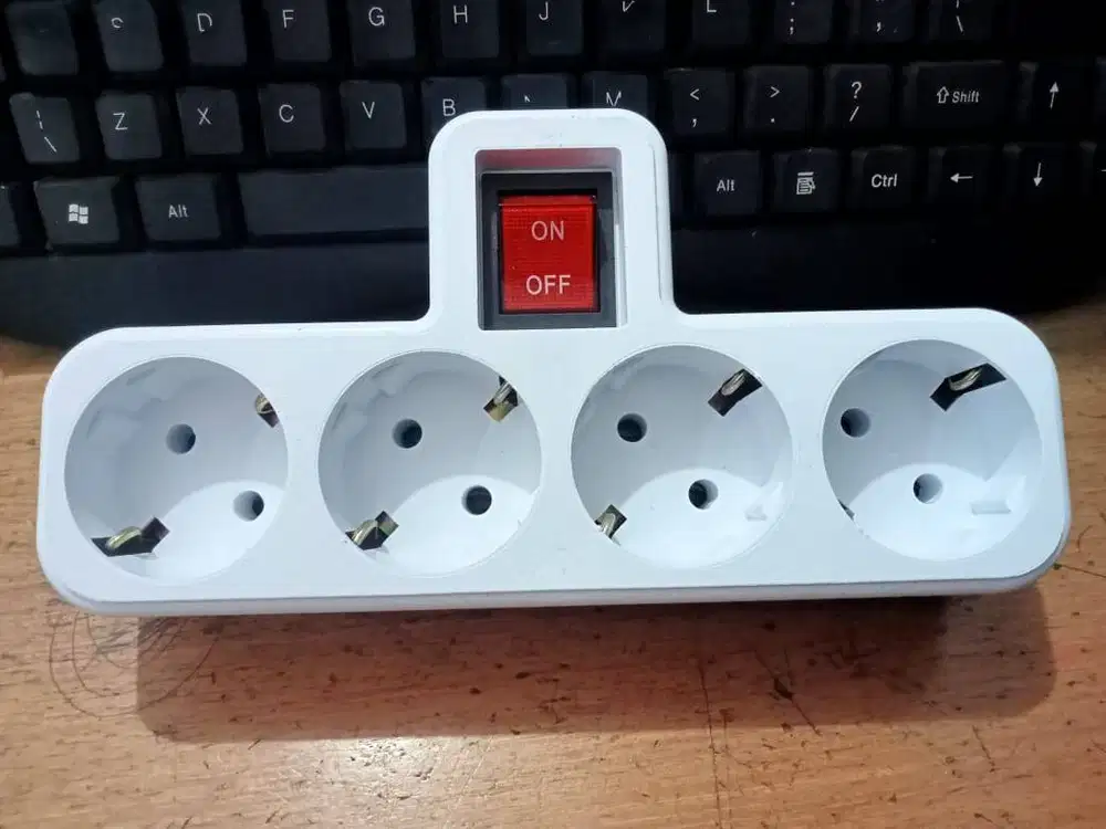 Multi Arde Stop Kontak Arde + Saklar Tanpa Kabel 4 Lubang SNI TRM ST-3