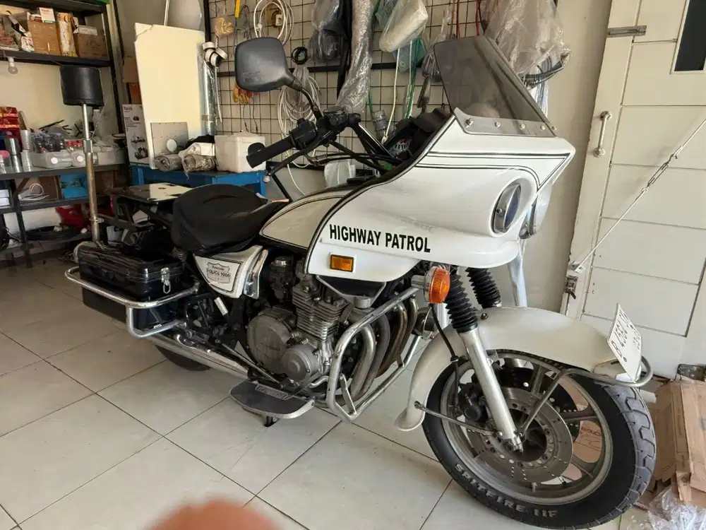 Dijual Motor Simpanan Pecinta Moge Ikonik Kawasaki Police ex. KTT 1994