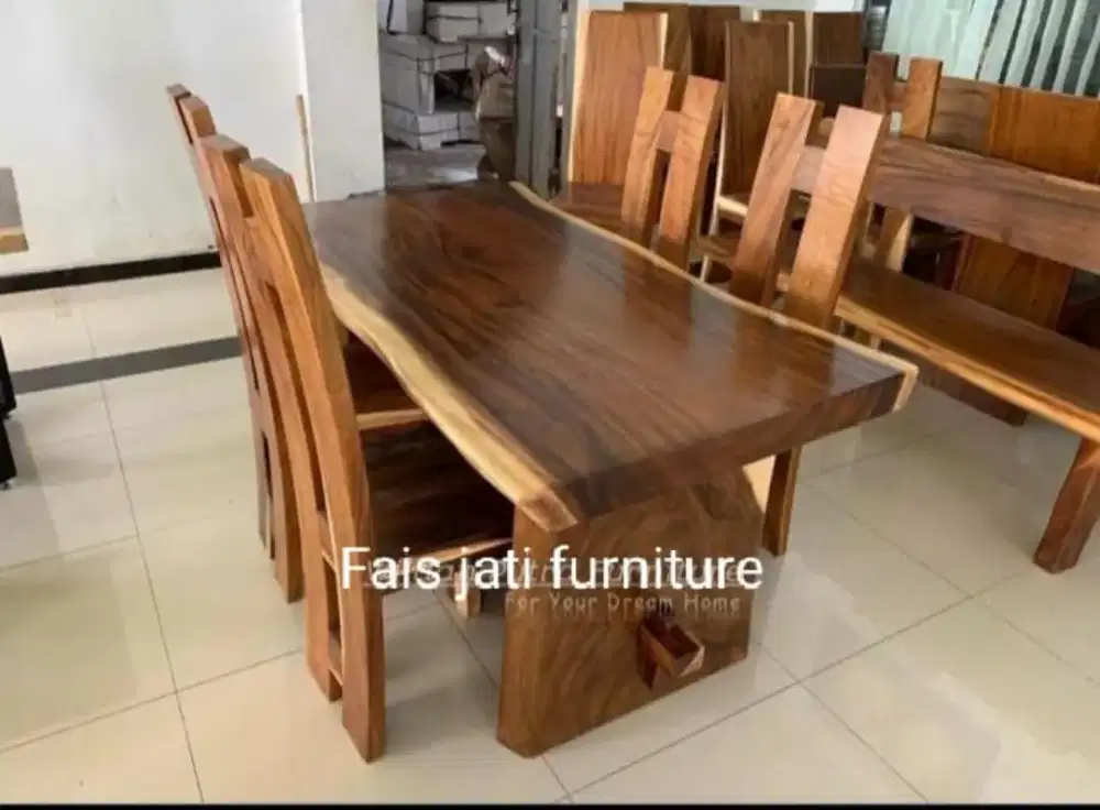 Meja makan trembesi solid