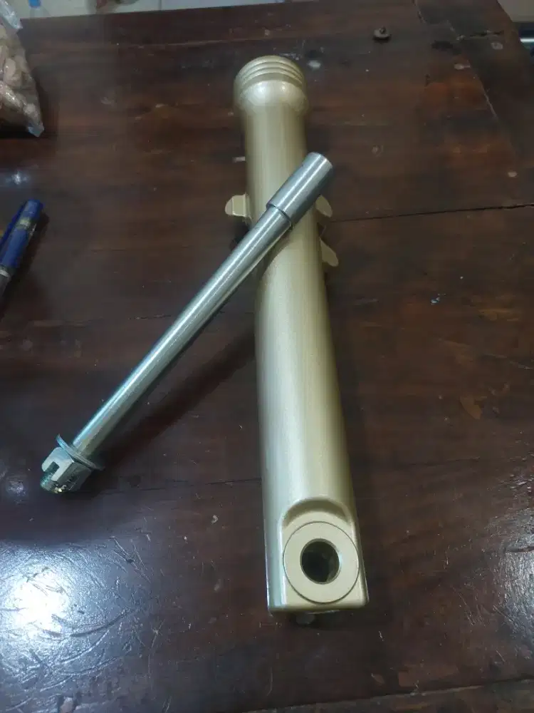 Tabung shock depan kiri dan as roda depan Ninja R/RR