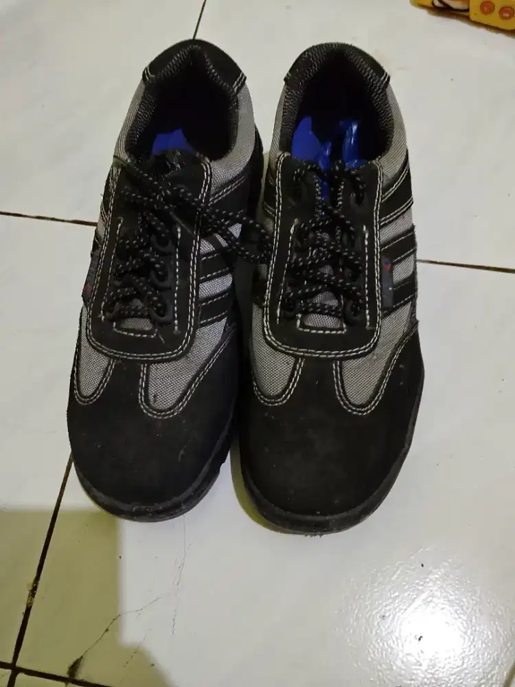 Sepatu septy untuk kerja