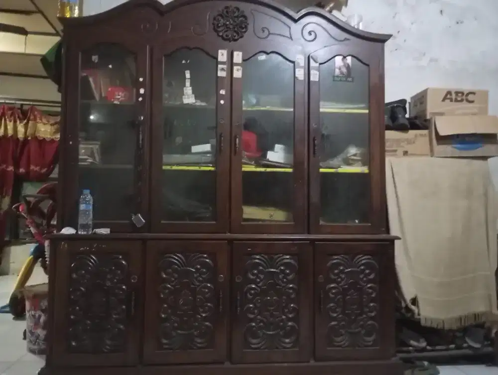 Lemari pajangan jati ukir