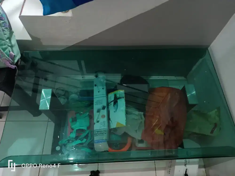 Meja full kaca elegan