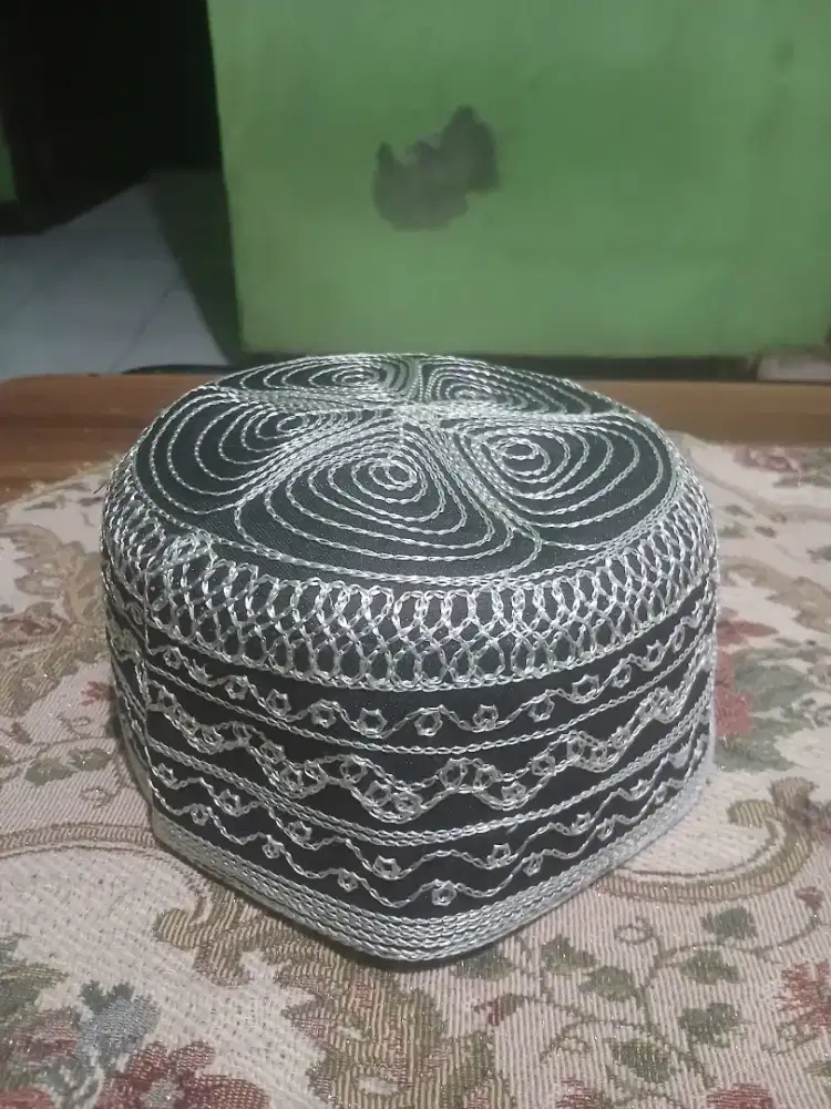 Peci baru tidak terpakai