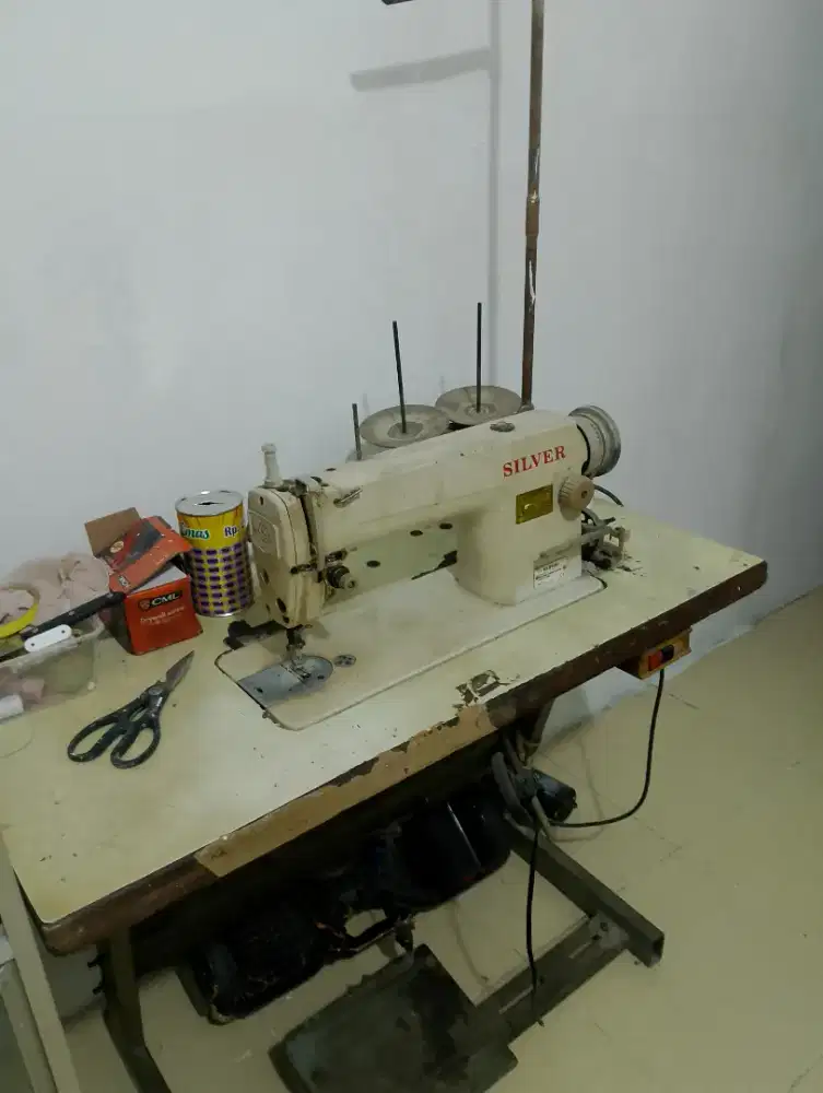 Di jual Cepat Mesin Jahit besar kondisi baik