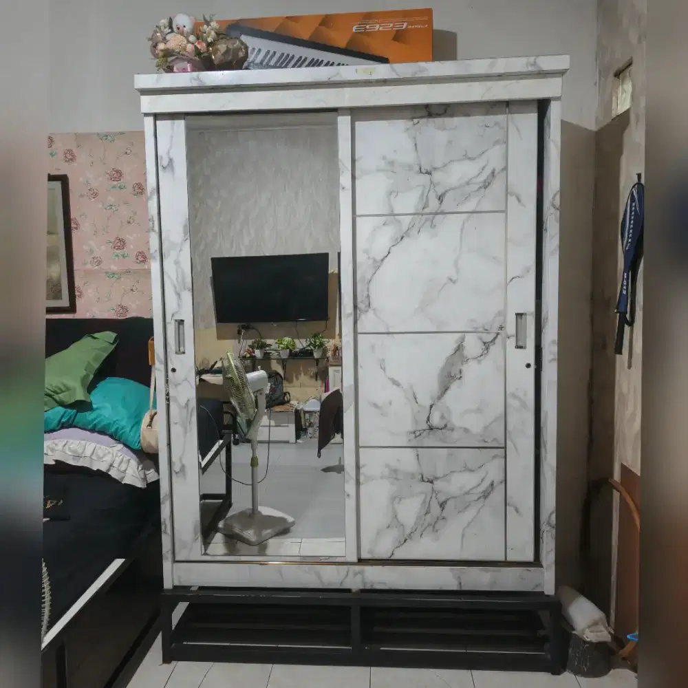 Lemari Pakaian Besar 2 Pintu Motif Marmer Abu Second Murah