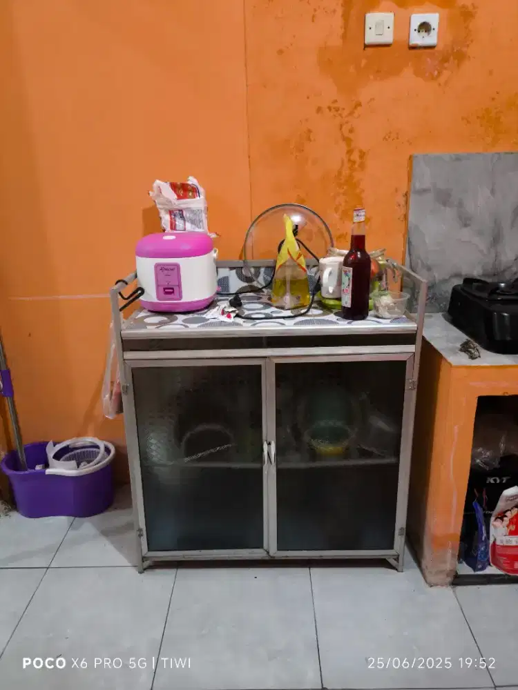 Meja kompor dan rak piring