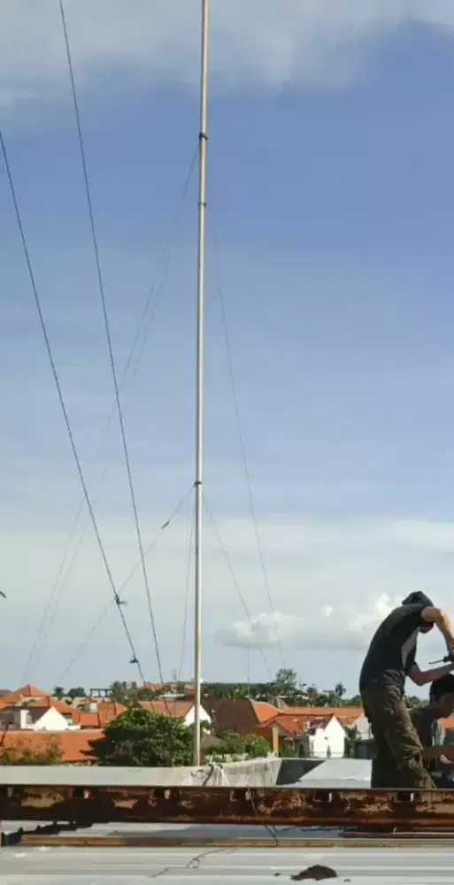 Teknisi penangkal petir di Bali