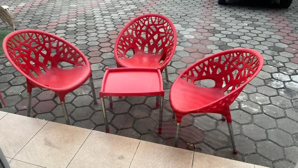 Set Meja Kursi Cafe Merah Plastik (1meja, 3kursi)