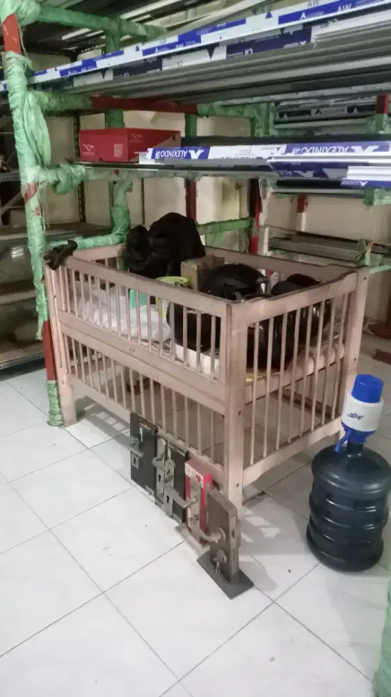 Tempat tidur bayi bahan kayu (bekas)