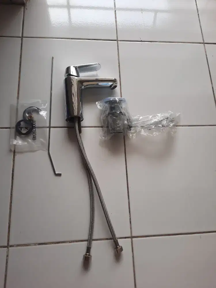 Keran wastafel air panas dan dingin merk Grohe tipe 23325000