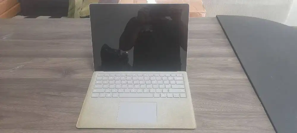 Surface Laptop 2 i7 7th 8gb 256gb Win 11 Home Platinum Bekas